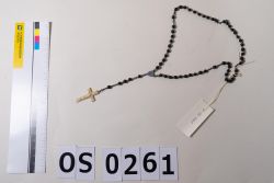 Rosenkranz mit Holzperlen und weißem Kreuz
